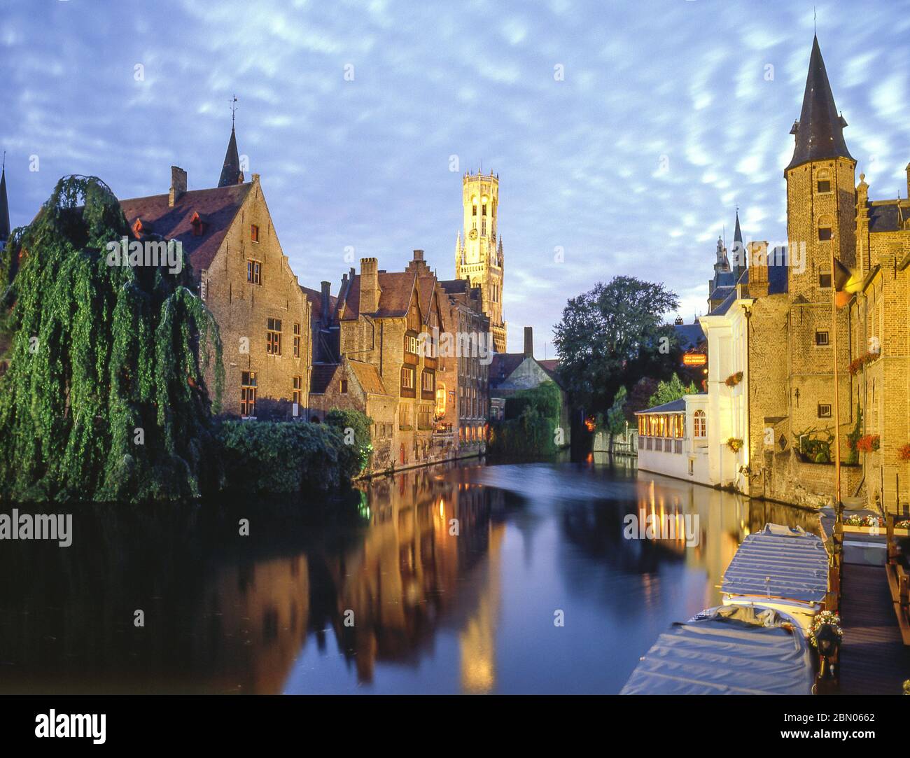 Canale Rozenhoedkaai di notte, Bruges (Brugge), provincia delle Fiandre Occidentali, Regno del Belgio Foto Stock
