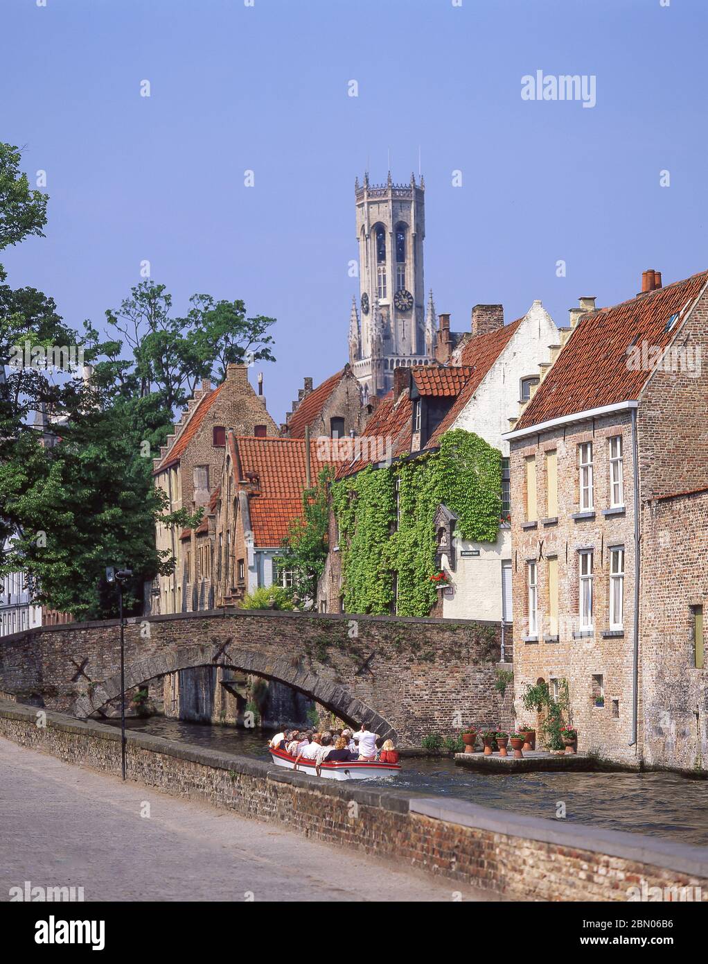 Barca sul canale Groenerei (canale), Bruges (Brugge), provincia delle Fiandre Occidentali, Regno del Belgio Foto Stock