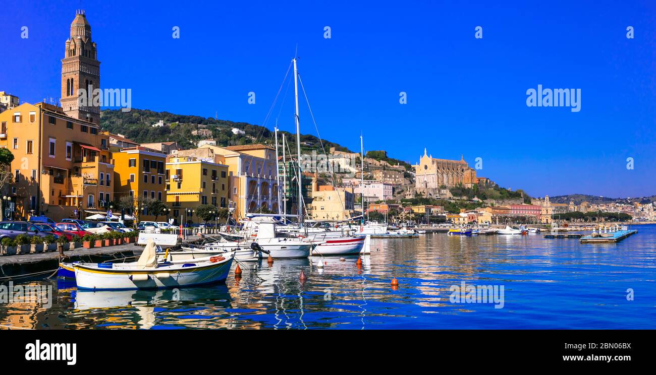 Vista della splendida città costiera Gaeta. E marino panoramico con barche da pesca. Luoghi di interesse dell'Italia, Lazio Foto Stock