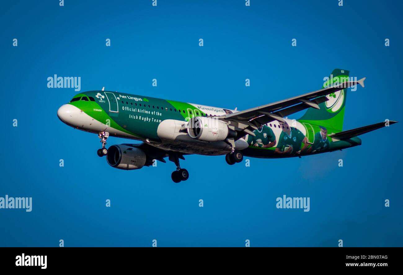 Aer Lingus Irish Rugby Football Union Airbus A320 EI-DEO GreenSpirit che si avvicina alla pista 27R di Heathrow. COYBIG Foto Stock