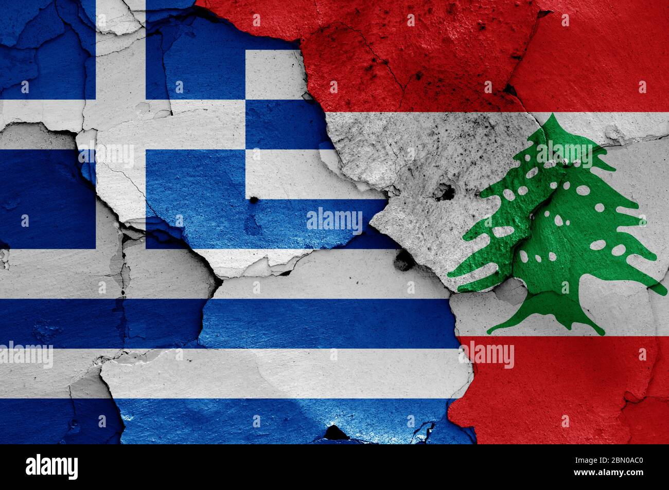 Bandiere di Grecia e Libano dipinte su un muro cracked Foto Stock