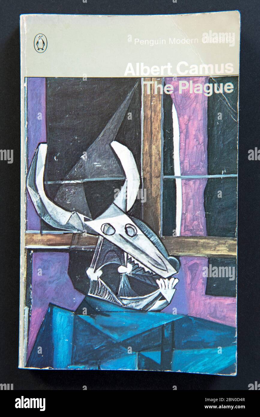 La peste di Albert Camus Penguin moderno libro classico libro cartaceo. Ristampato 1973. Sfondo nero. Foratura. Solo per uso editoriale Foto Stock