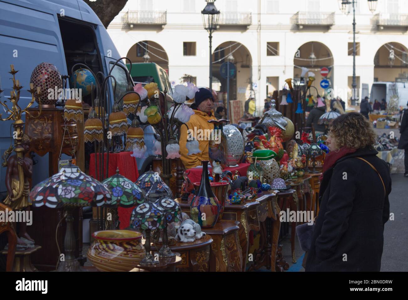 Asti, Italia - 2020 gennaio: Una donna caucasica guarda un m di antiquariato Foto Stock