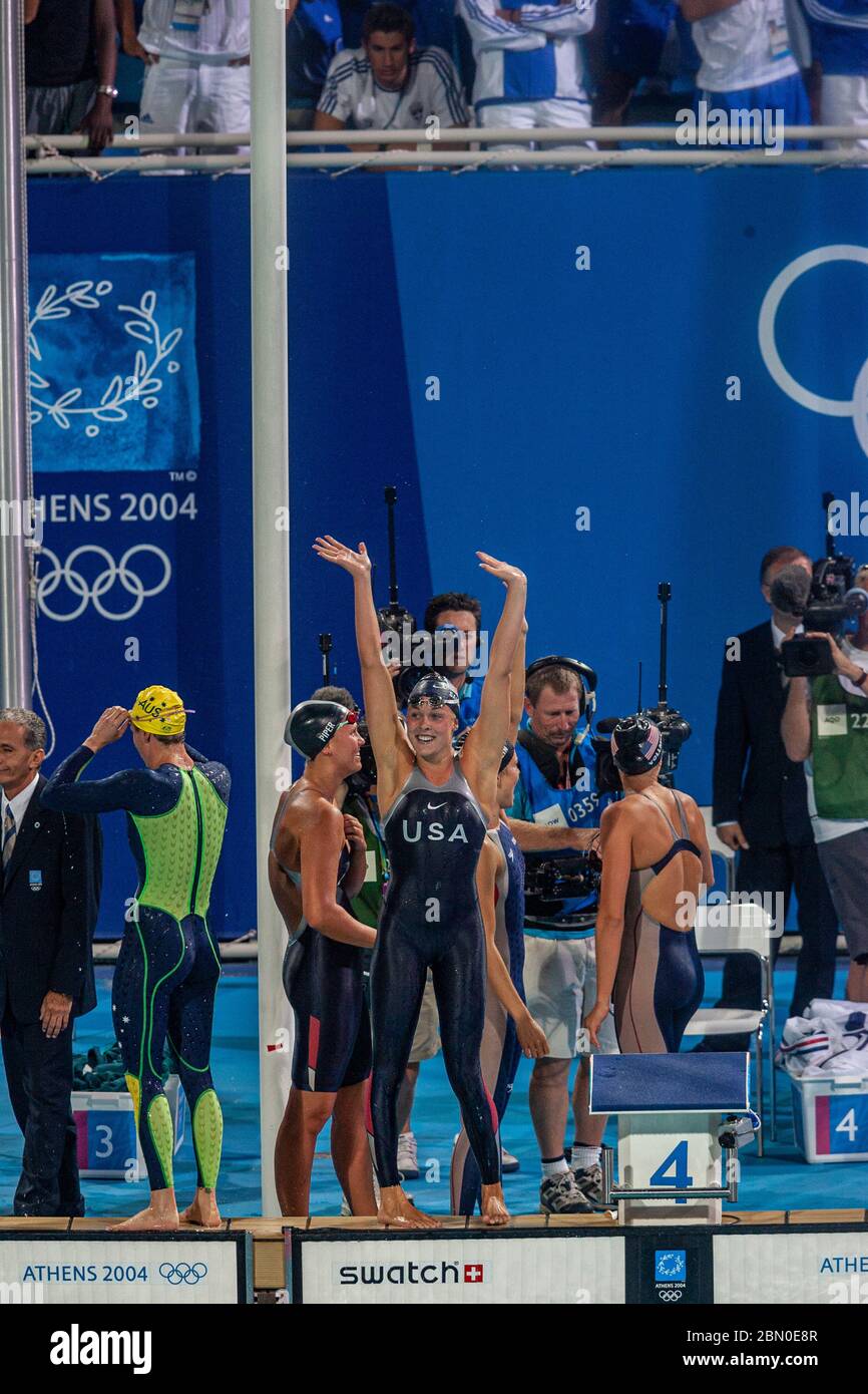 Team USA -Natalie Coughlin, Carly Piper Dana Vollmer, Kaitlin Sandeno vince la medaglia d'oro nella relè freestyle da 4 × 200 metri per le donne al 2004° posto Foto Stock