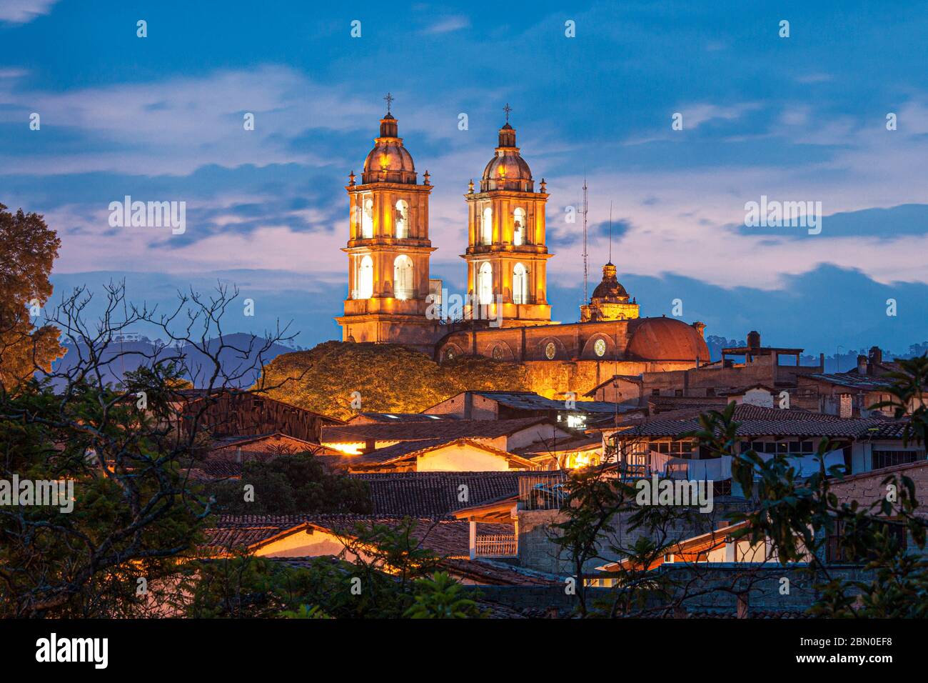 La cattedrale al crepuscolo, Valle de Bravo, Estado de Mexico, Messico. Foto Stock