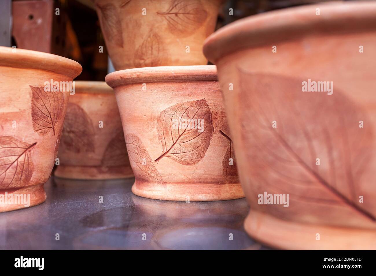 Vendita vasi in argilla con impressioni in foglia in Valle de Bravo nello stato del Messico. Foto Stock