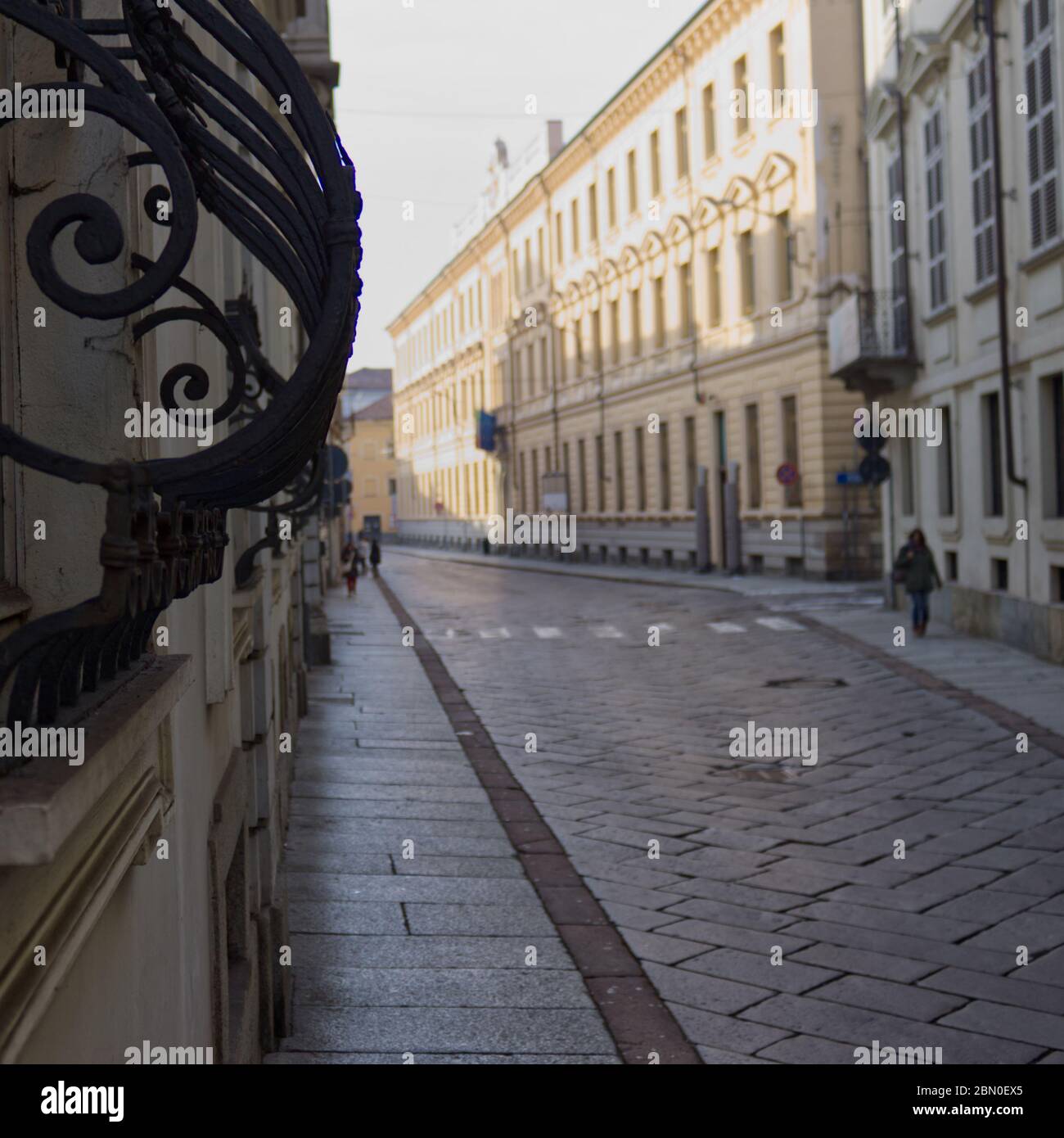 Tipica strada lastricata in stile italiano con ringhiere in ferro battuto Foto Stock