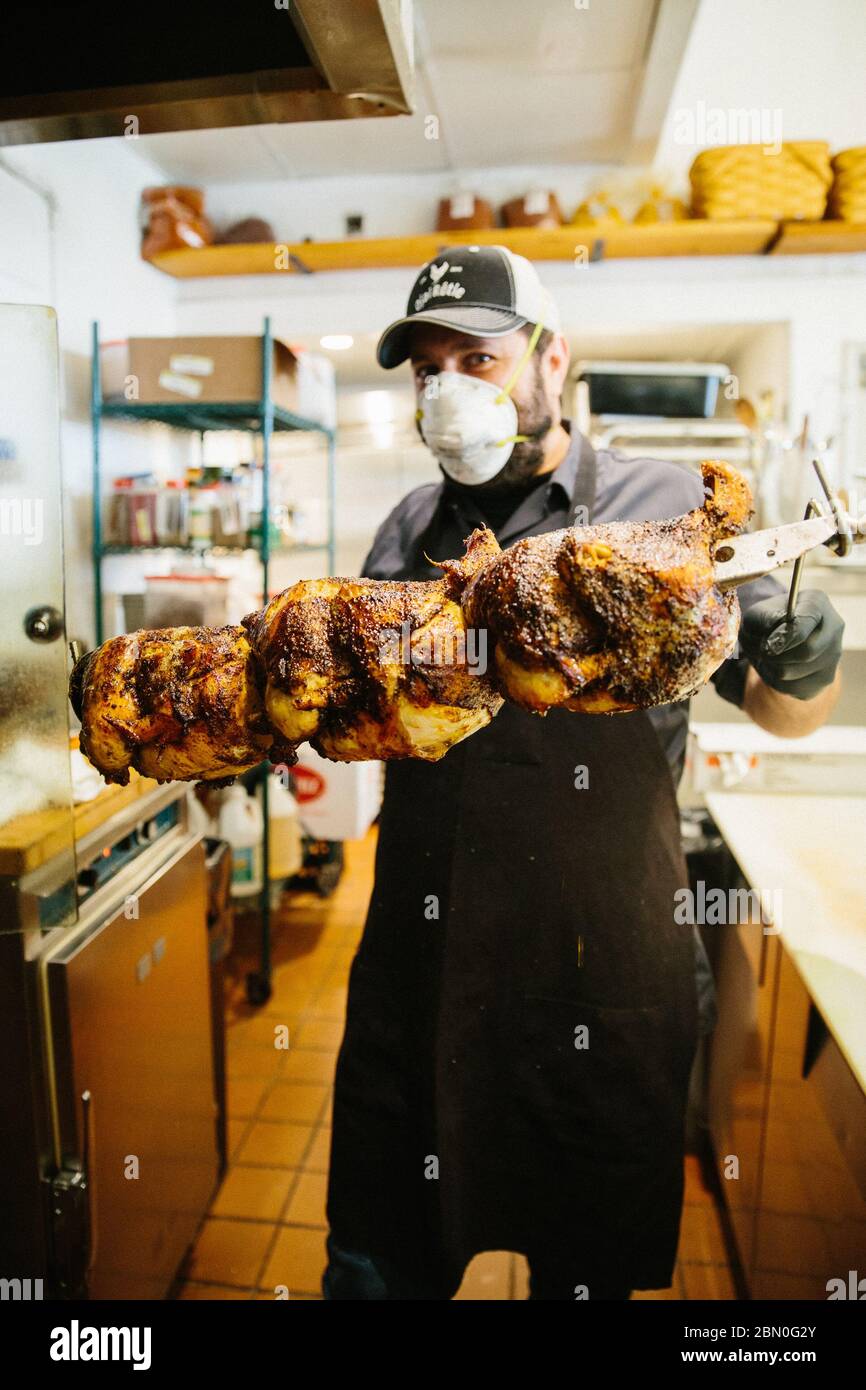 Il ristorante locale si adatta ai tempi di cambiamento con un personale limitato seguendo i protocolli COVID per il servizio di prelievo del cibo che stanno offrendo alla comunità. Foto Stock
