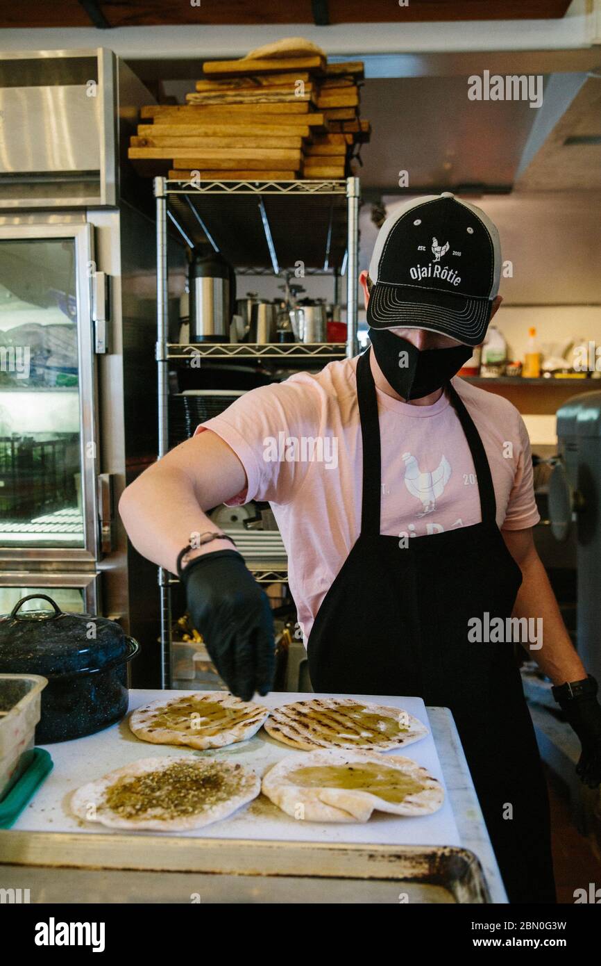 Il ristorante locale si adatta ai tempi di cambiamento con un personale limitato seguendo i protocolli COVID per il servizio di prelievo del cibo che stanno offrendo alla comunità. Foto Stock