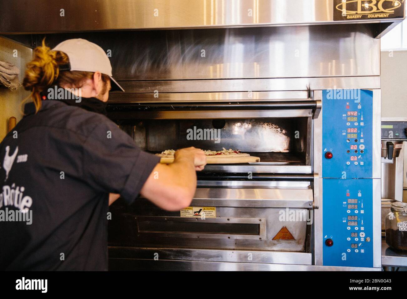 Il ristorante locale si adatta ai tempi di cambiamento con un personale limitato seguendo i protocolli COVID per il servizio di prelievo del cibo che stanno offrendo alla comunità. Foto Stock