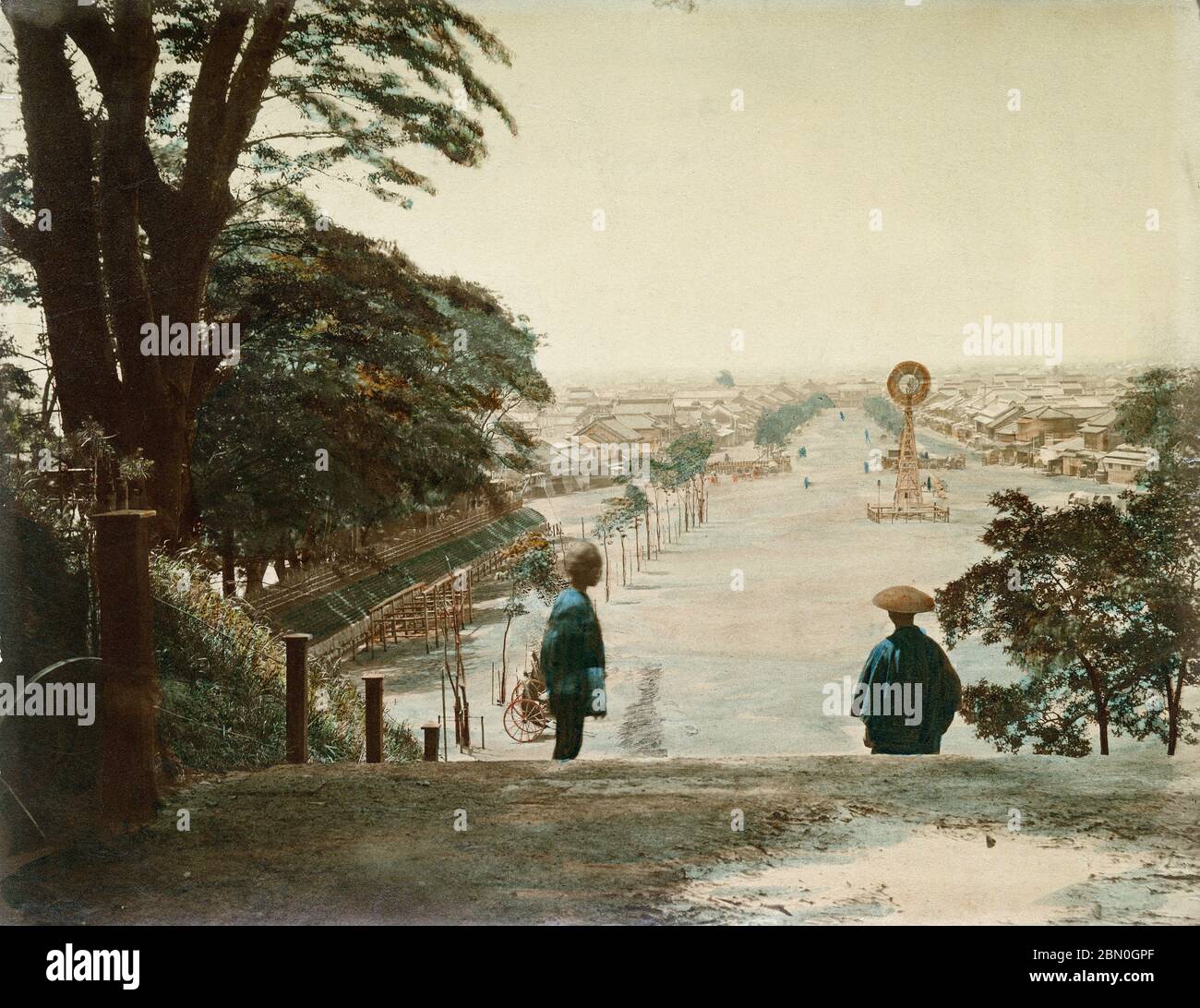 [ Giappone del 1870 - Ueno-Hirokoji, Tokyo ] - Mulino a vento a Ueno-Hirokoji (上野広小路) a Tokyo. Il mulino a vento fu una mostra della prima esposizione industriale nazionale a Ueno (第1回内国勧業博覧会) nel 1877 (Meiji 10). Il mulino a vento americano alto 10 metri è stato utilizzato per pompare le acque sotterranee ed esposto dal Ufficio agricolo (勧農局, Kanno-kyoku). Il mulino a vento fu esposto anche durante la seconda esposizione industriale nazionale a Ueno nel 1881 (Meiji 14). foto di albume vintage del xix secolo. Foto Stock