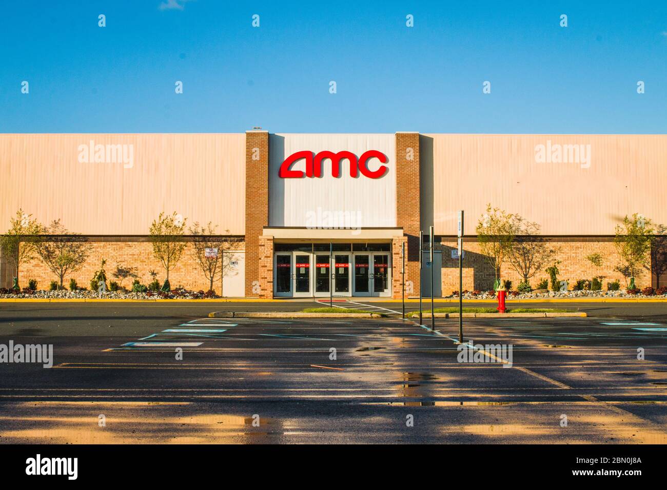 Covid-19 di 2020 costringe i cinema a chiudere. Immagine di un parcheggio vuoto di fronte a un cinema AMC in New Jersey. Foto Stock