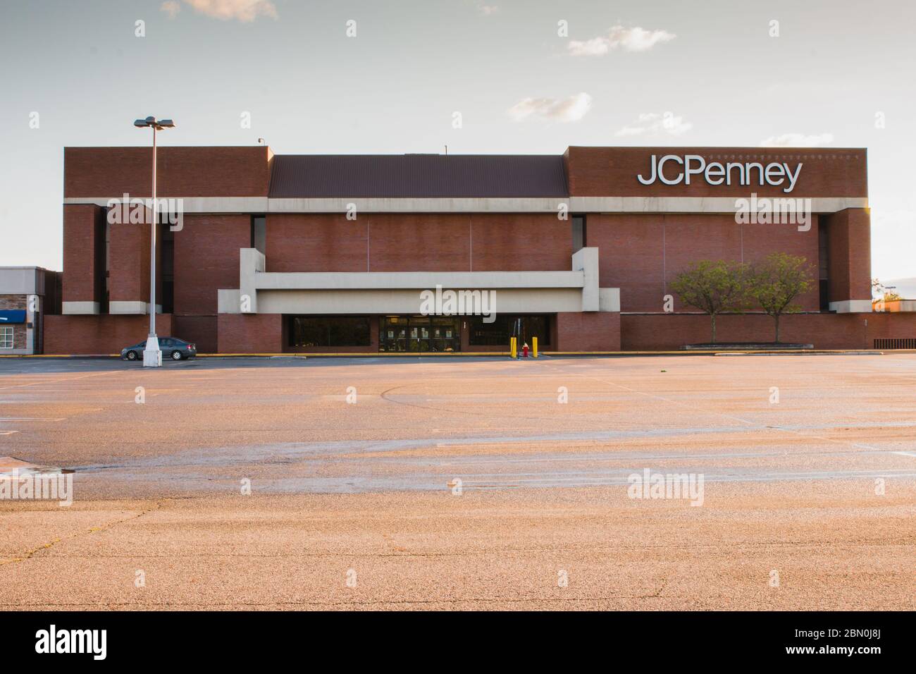 Covid-19 di 2020 forza i negozi al dettaglio a chiudere. Immagine di un parcheggio vuoto di fronte a un negozio JC Penny nel New Jersey. Foto Stock