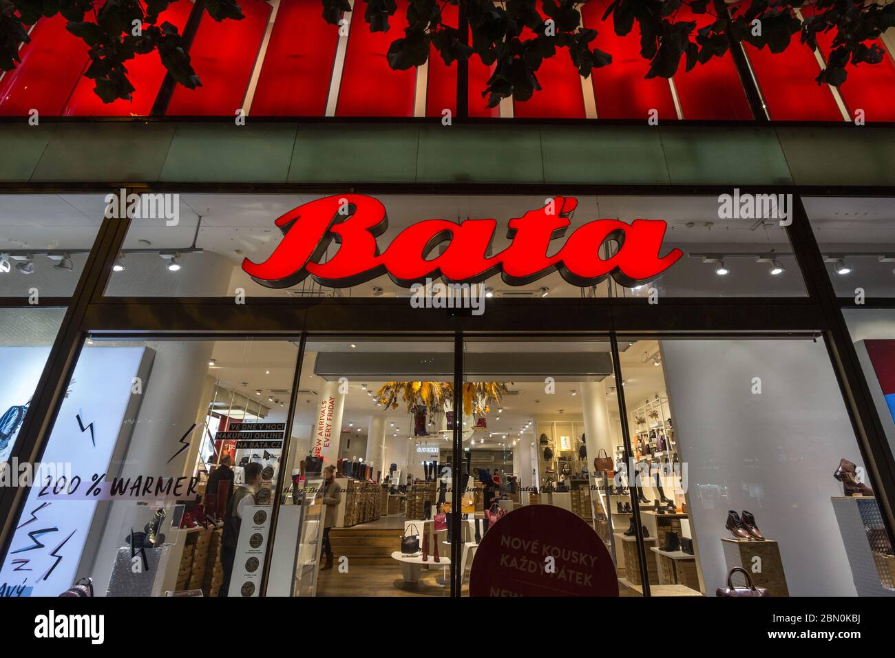 PRAGA, CZECHIA - 31 OTTOBRE 2019: Le scarpe Bata firmano davanti al loro negozio locale a Praga. Bata è un produttore e rivenditore di calzature e calzature per la produzione di calzature Foto Stock