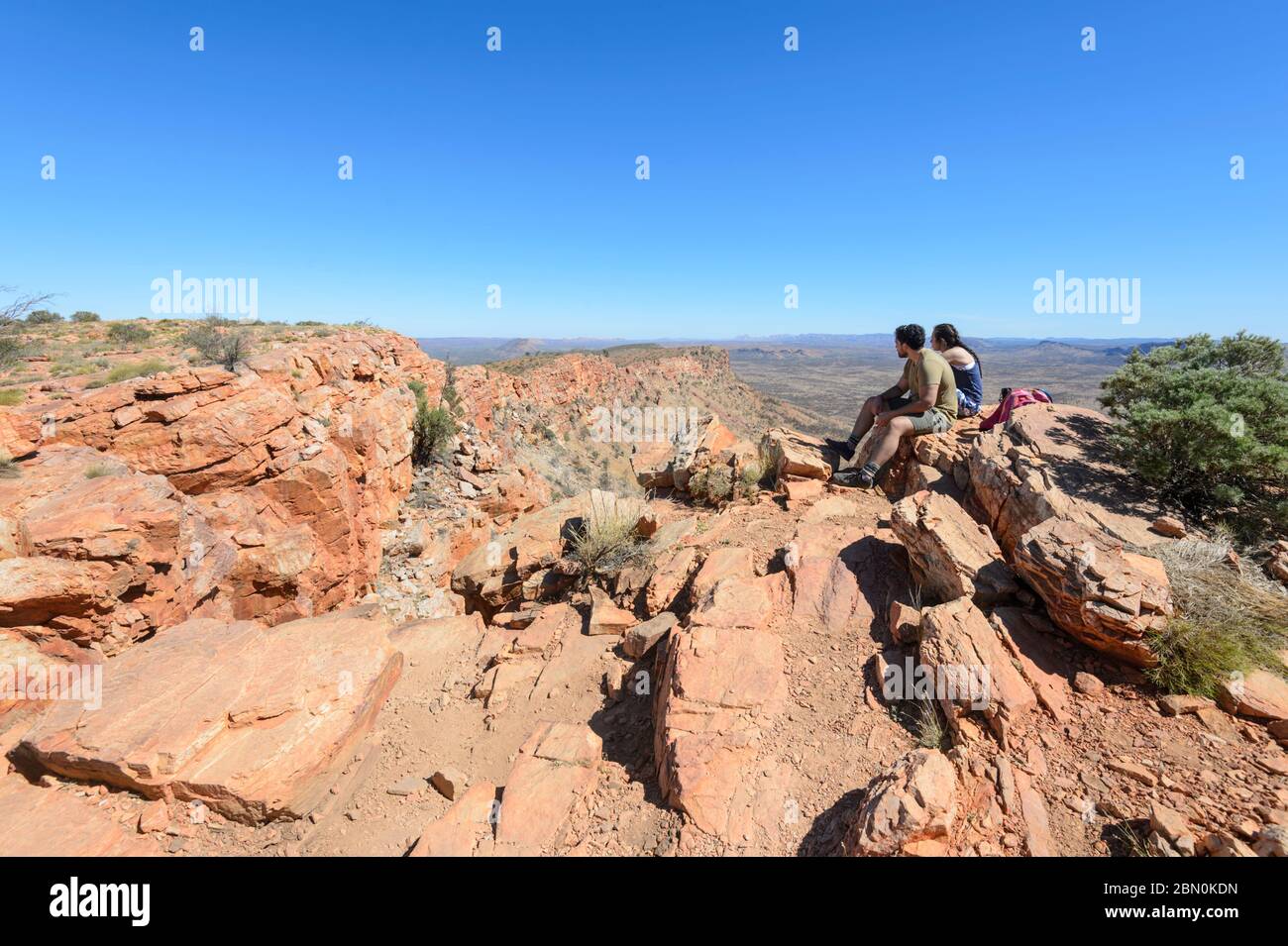 Due escursionisti seduti sulla cima del Monte Gillen, Alice Springs, Northern Territory, NT, Australia Foto Stock