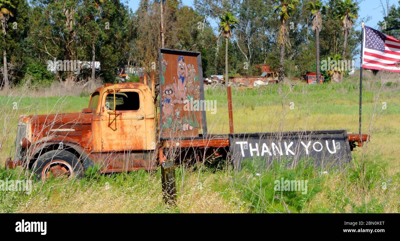 vecchio camion arrugginito che ringrazia gli americani Foto Stock