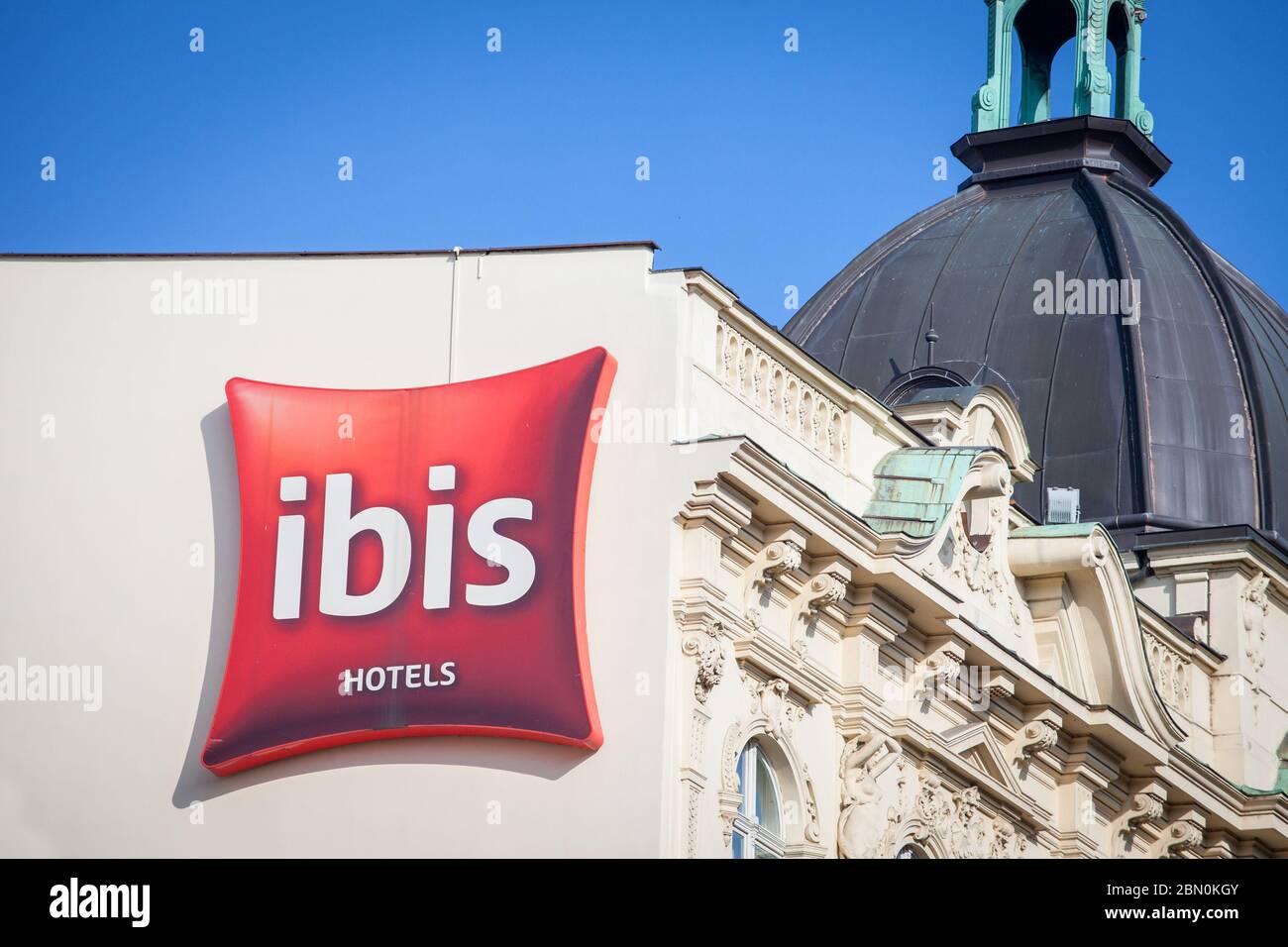 PRAGA, REPUBBLICA CECA - 31 OTTOBRE 2019: Logo ibis di fronte al proprio hotel per il centro di Praga. Ibis è un marchio di hotel appartenente alla Accor Gr Foto Stock