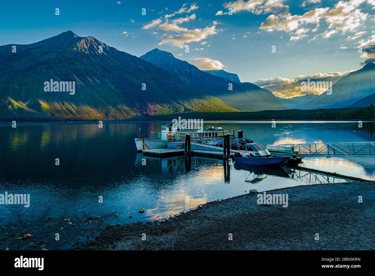 4904 il sole tramonta e le barche sono ormeggiate al molo - Lago St. Mary - Glacier National Park, Montana Foto Stock