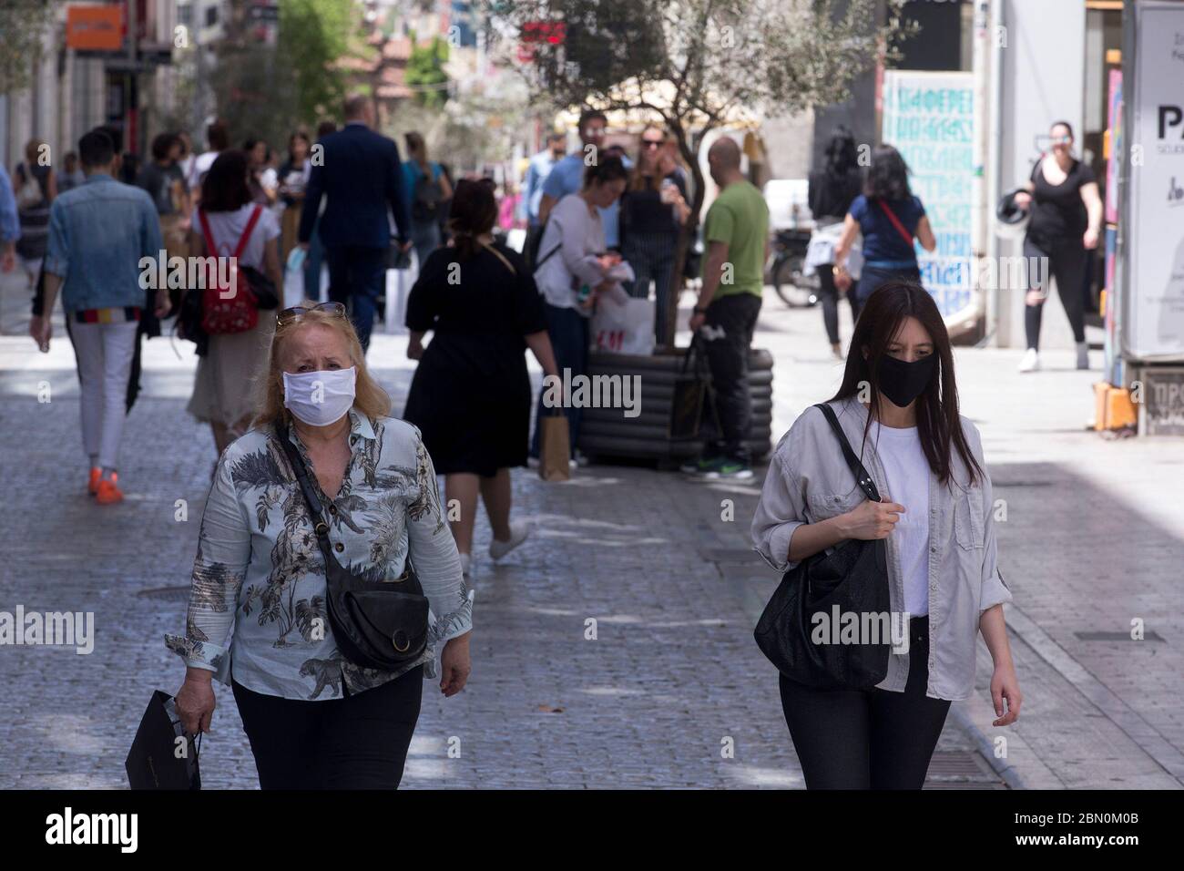 Atene, Grecia. 11 maggio 2020. La gente cammina a via Ermou ad Atene, Grecia, il 11 maggio 2020. La Grecia ha compiuto un altro passo lunedì verso la piena ripresa delle attività economiche e sociali riaprendo le prime scuole e negozi al dettaglio, due mesi dopo la loro chiusura per controllare la diffusione del romanzo coronavirus. Credit: Marios Lolos/Xinhua/Alamy Live News Foto Stock