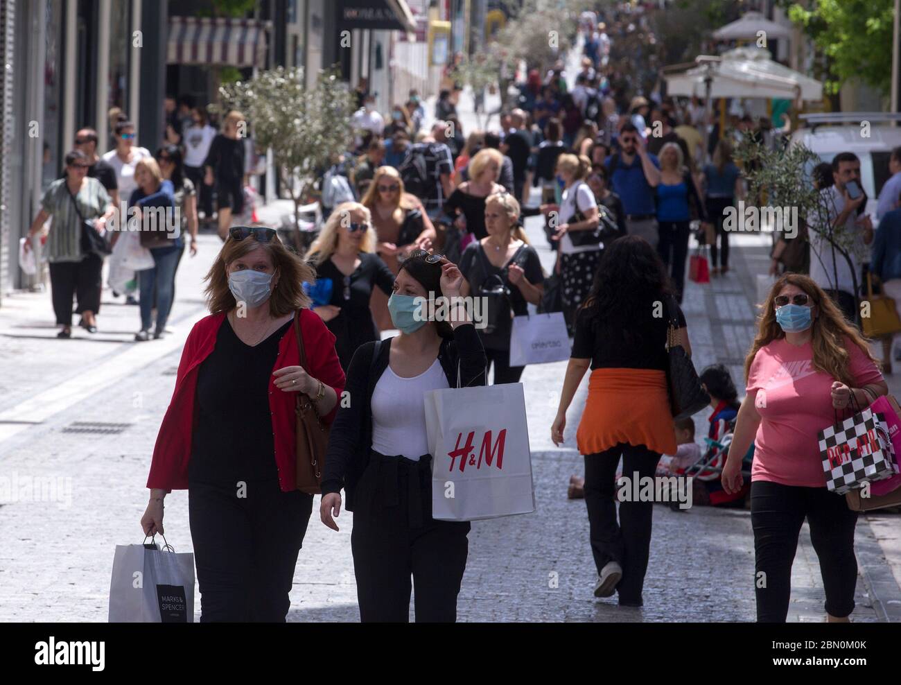 Atene, Grecia. 11 maggio 2020. La gente cammina a via Ermou ad Atene, Grecia, il 11 maggio 2020. La Grecia ha compiuto un altro passo lunedì verso la piena ripresa delle attività economiche e sociali riaprendo le prime scuole e negozi al dettaglio, due mesi dopo la loro chiusura per controllare la diffusione del romanzo coronavirus. Credit: Marios Lolos/Xinhua/Alamy Live News Foto Stock
