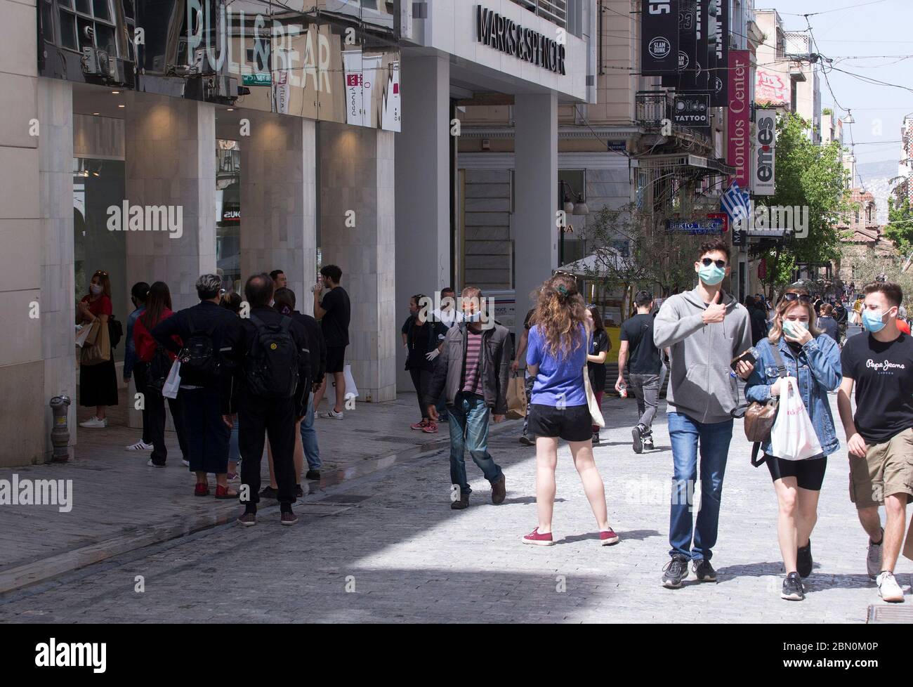 Atene, Grecia. 11 maggio 2020. La gente cammina a via Ermou ad Atene, Grecia, il 11 maggio 2020. La Grecia ha compiuto un altro passo lunedì verso la piena ripresa delle attività economiche e sociali riaprendo le prime scuole e negozi al dettaglio, due mesi dopo la loro chiusura per controllare la diffusione del romanzo coronavirus. Credit: Marios Lolos/Xinhua/Alamy Live News Foto Stock