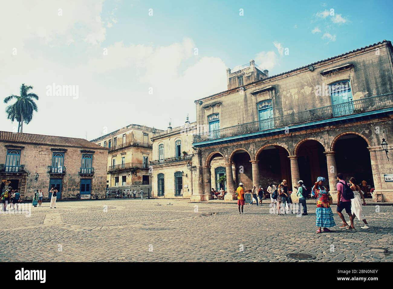 L'Avana, Cuba-Ottobre 2019. Vista panoramica della Piazza Vecchia di Plaza Vieja circondata da edifici coloniali del XVII, XVIII e XIX secolo, nella vecchia par Foto Stock