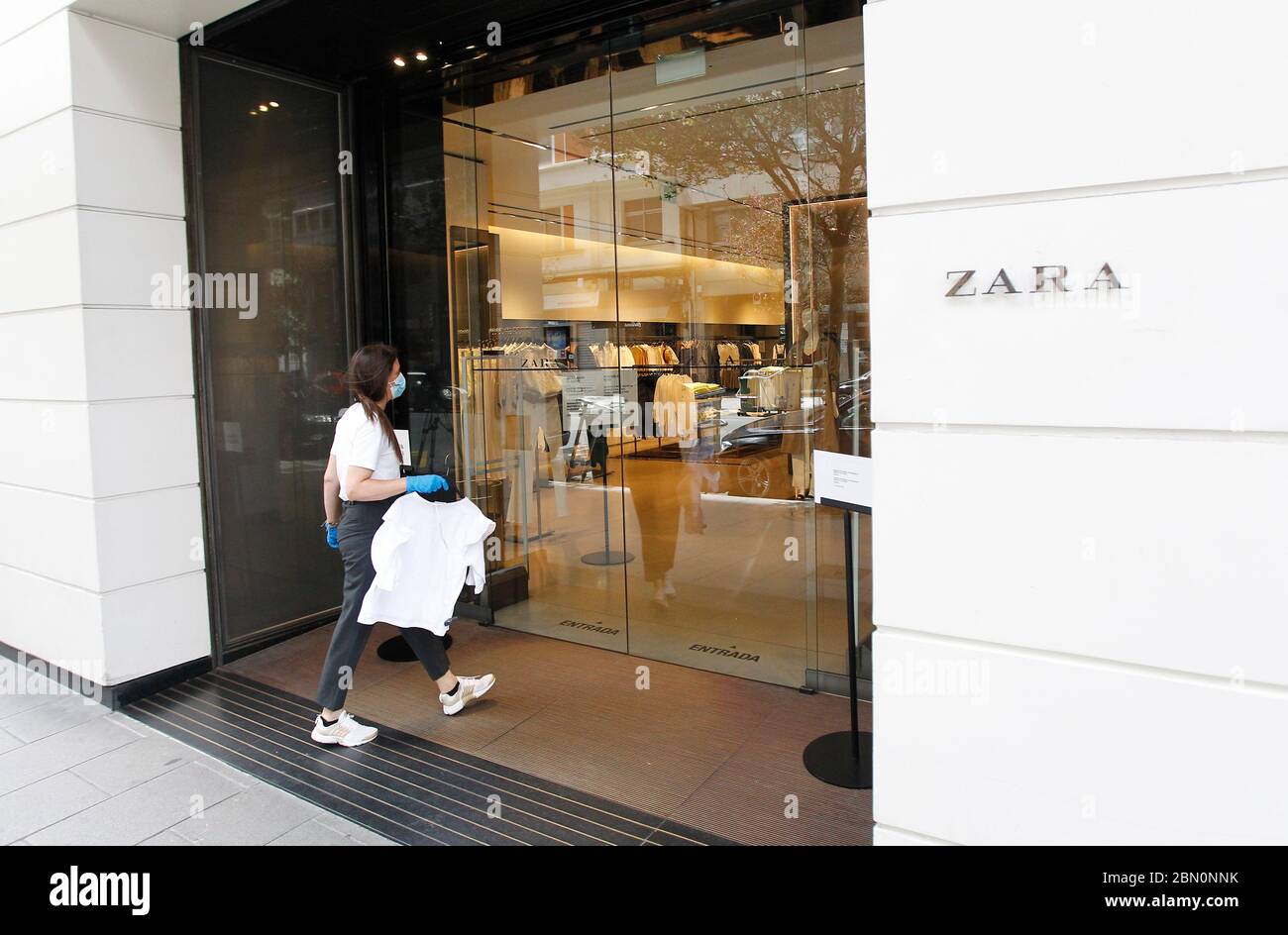 Coruña-Spain.il primo negozio aperto dal gruppo 'Inditex', con il nome 'Zara',  nel centro di Coruña, riaperto oggi dopo essere stato chiuso a causa di t  Foto stock - Alamy