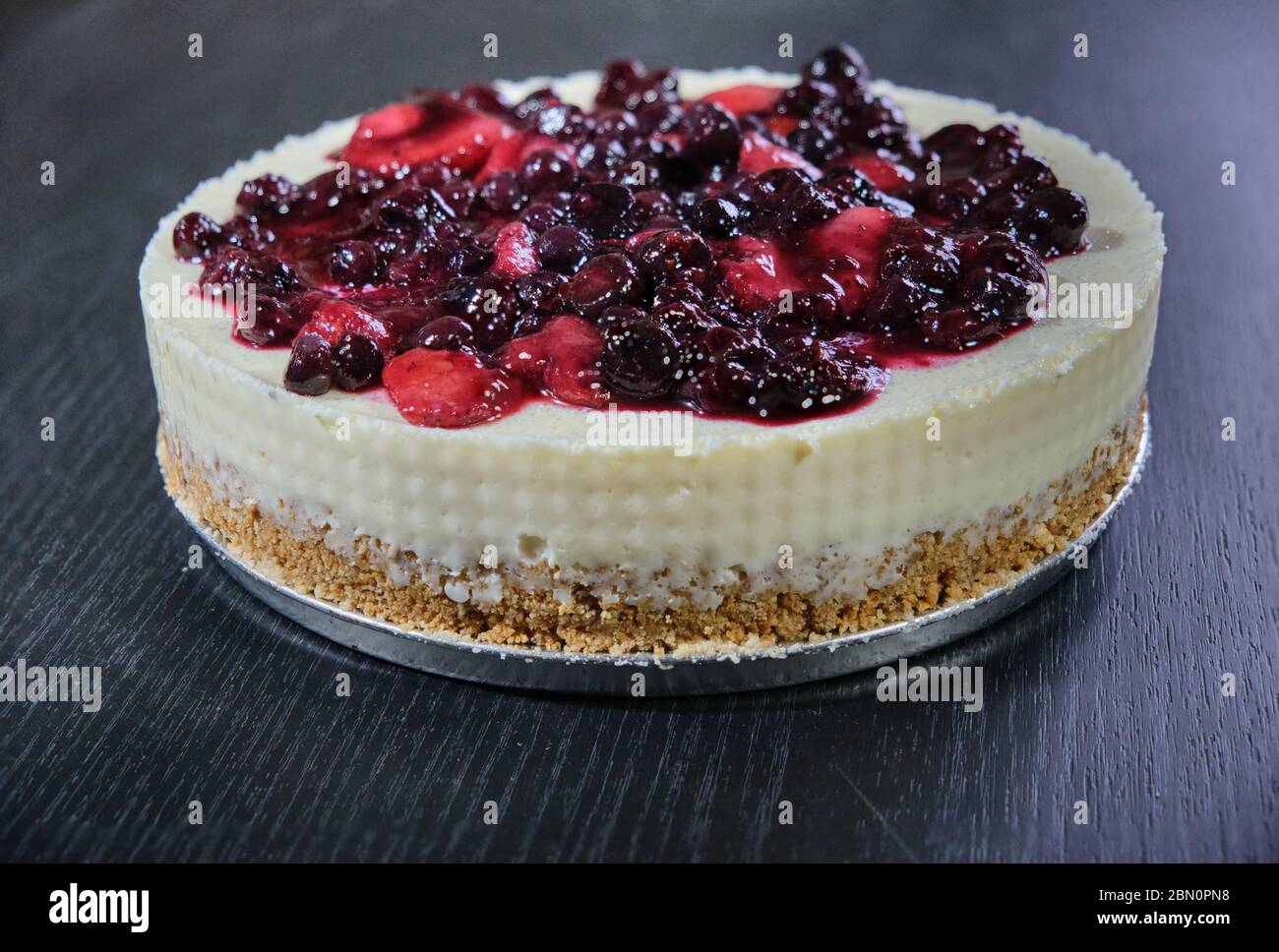 una cheesecake di frutti rossi: fragole, lamponi e mirtilli Foto Stock