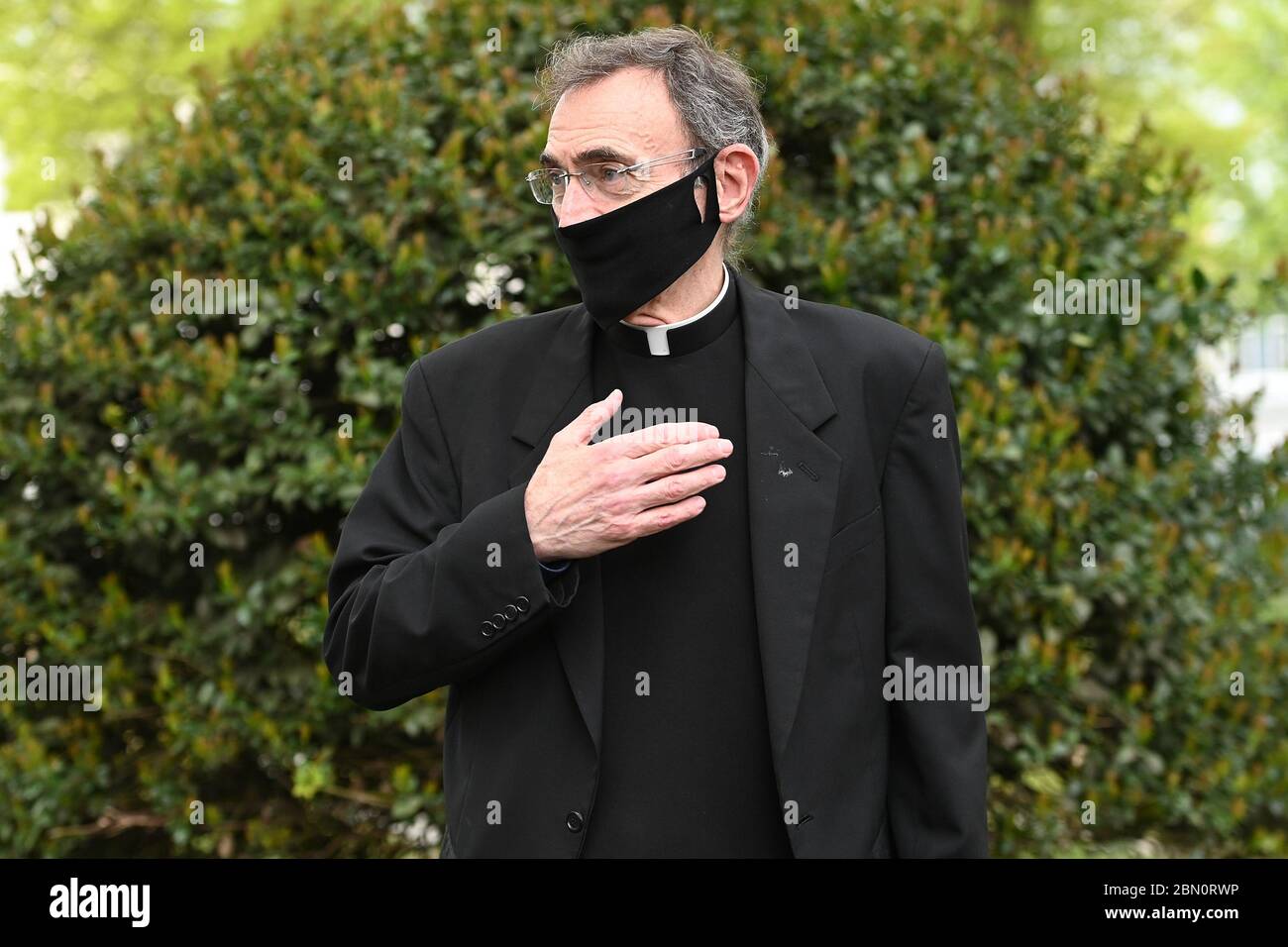 New York, Stati Uniti. 11 maggio 2020. Monsignor Joseph Calise, si prepara a tenere i servizi funebri per Jose Rodriguez al Mount Olivet Cemetery nel Queens borough di New York, NY 11 maggio 2020. Omar Rodriguez, direttore funebre Gerard Neufeld funerale e figlio di Jose Rodriguez, è morto per sindrome da distress respiratorio acuto portato da COVID-19. (Anthony Behar/Sipa USA) Credit: Sipa USA/Alamy Live News Foto Stock