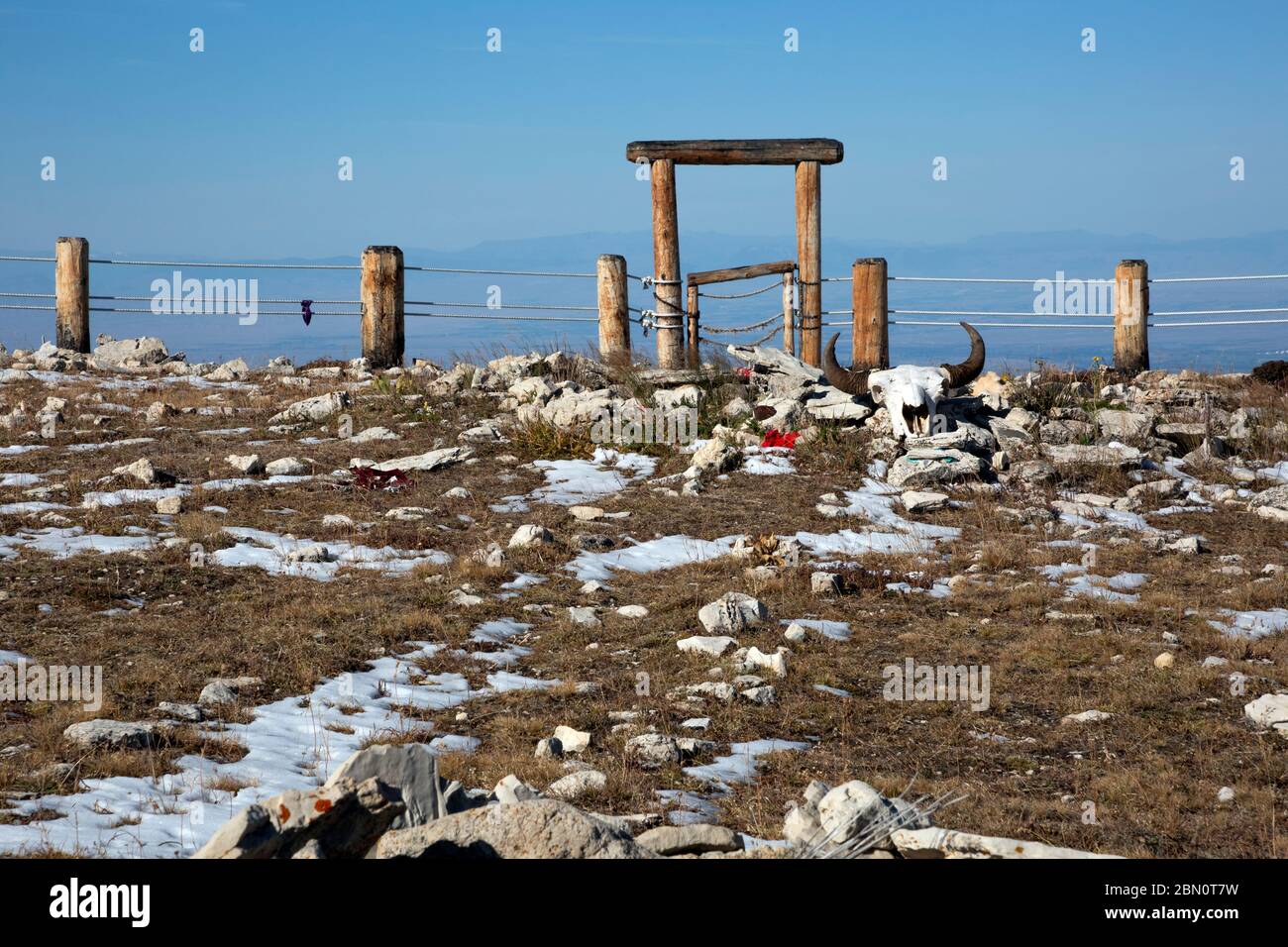 WY04201-00...WYOMING - pezzi di stoffa, borse di medicina e un cranio animale lasciato come offerta ad una ruota di medicina dei grandi corna dell'America dei nativi antichi. Foto Stock