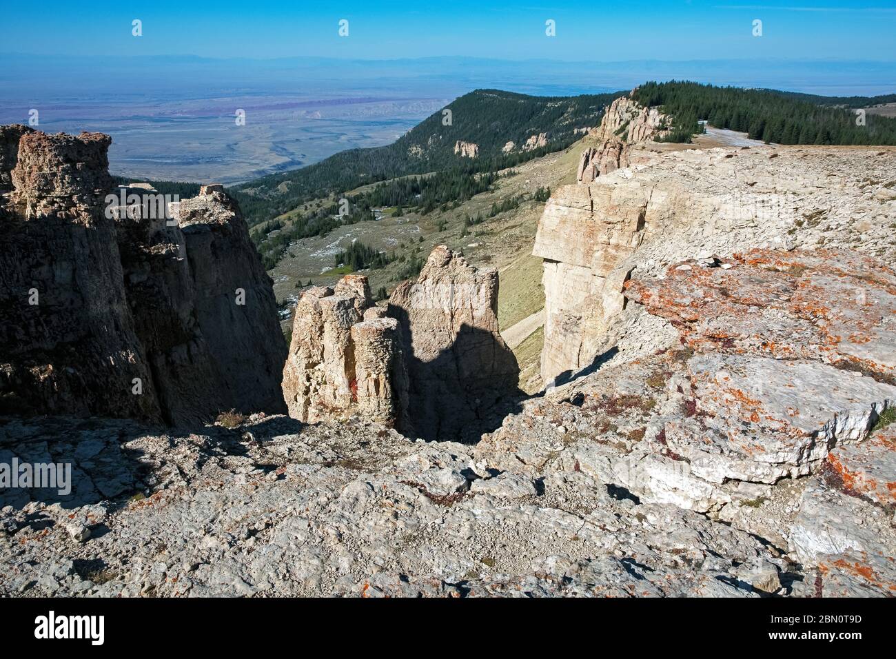 WY04204-00...WYOMING - Vista delle colonne di roccia lungo le scogliere che si affacciano sul grande bacino ad ovest dei monti Bighorn. Foto Stock
