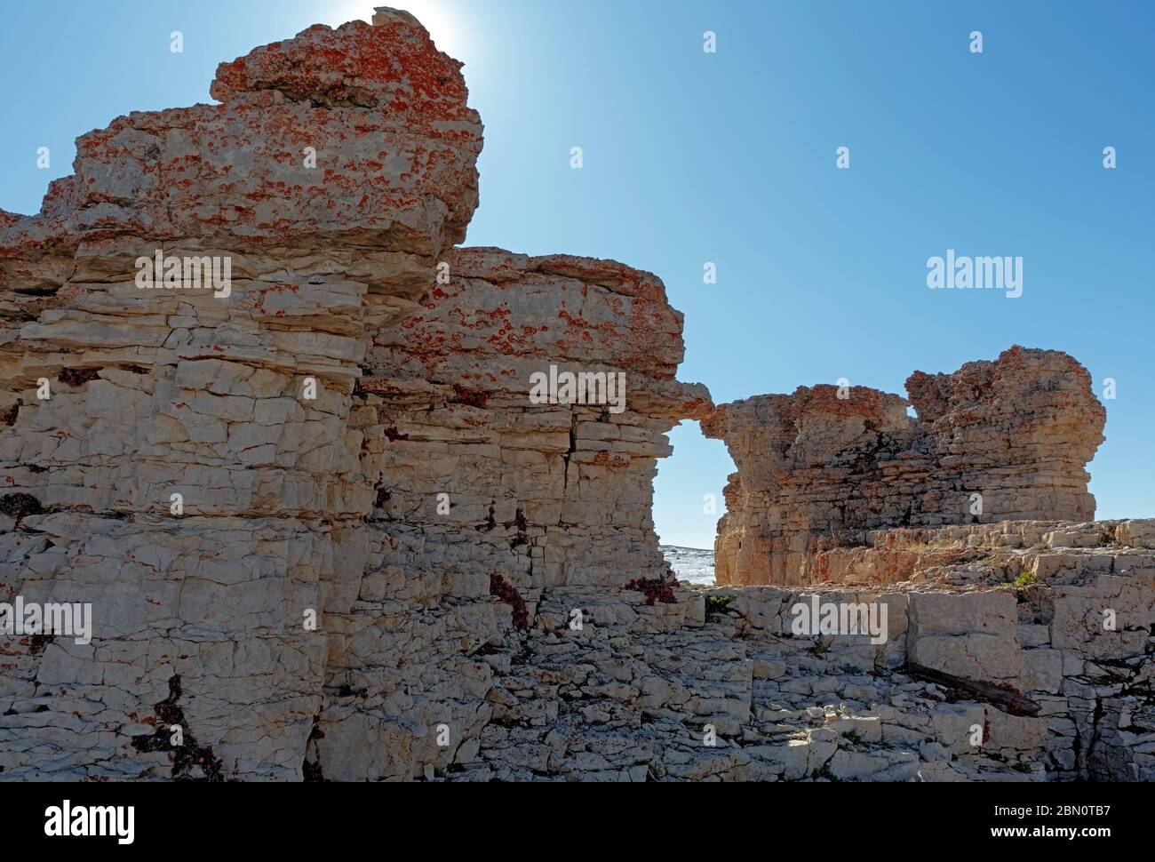 WYOMING - erosi e stagionato colonne di pietra calcarea nelle scogliere lungo il bordo della cresta presso la ruota di medicina Big Horn nella foresta nazionale di Bighorn. Foto Stock