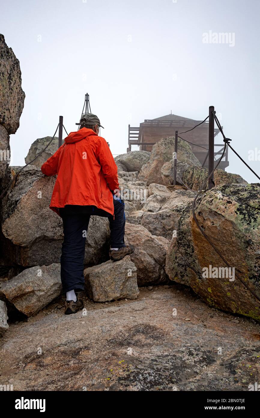 WY04218-00...WYOMING - Hiker si avvicina al Black Mountain Lookout in una giornata di nebbia nella foresta nazionale di Bighorn. Foto Stock