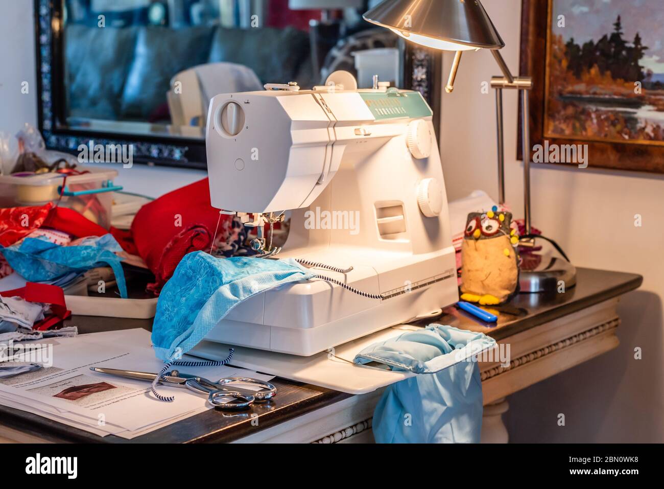 Home Setup per la realizzazione di maschere chirurgiche in tessuto durante la pandemia di Covid-19. Foto Stock