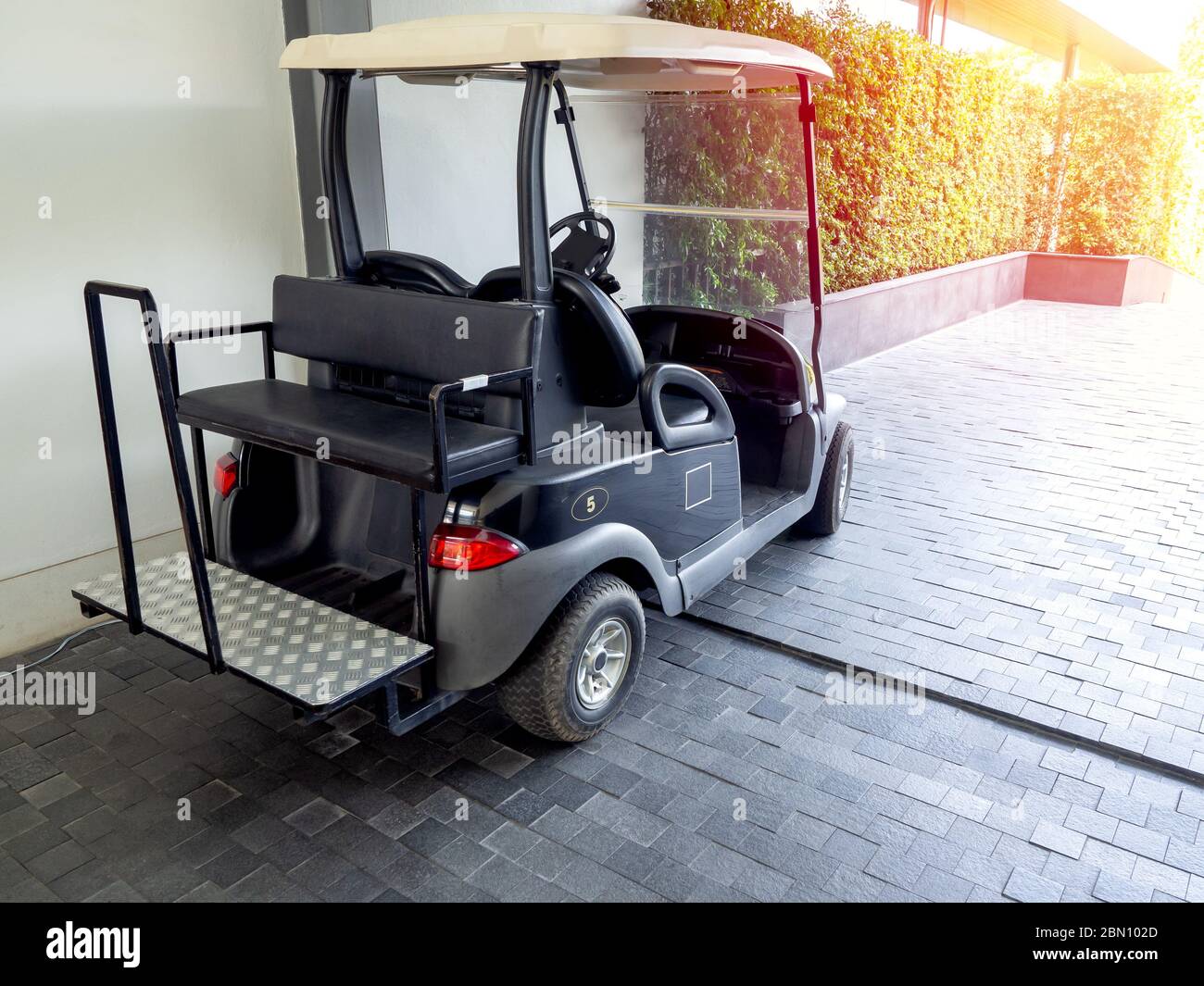 Parcheggio per golf cart nero o buggy nel servizio clienti dell'hotel. Foto Stock