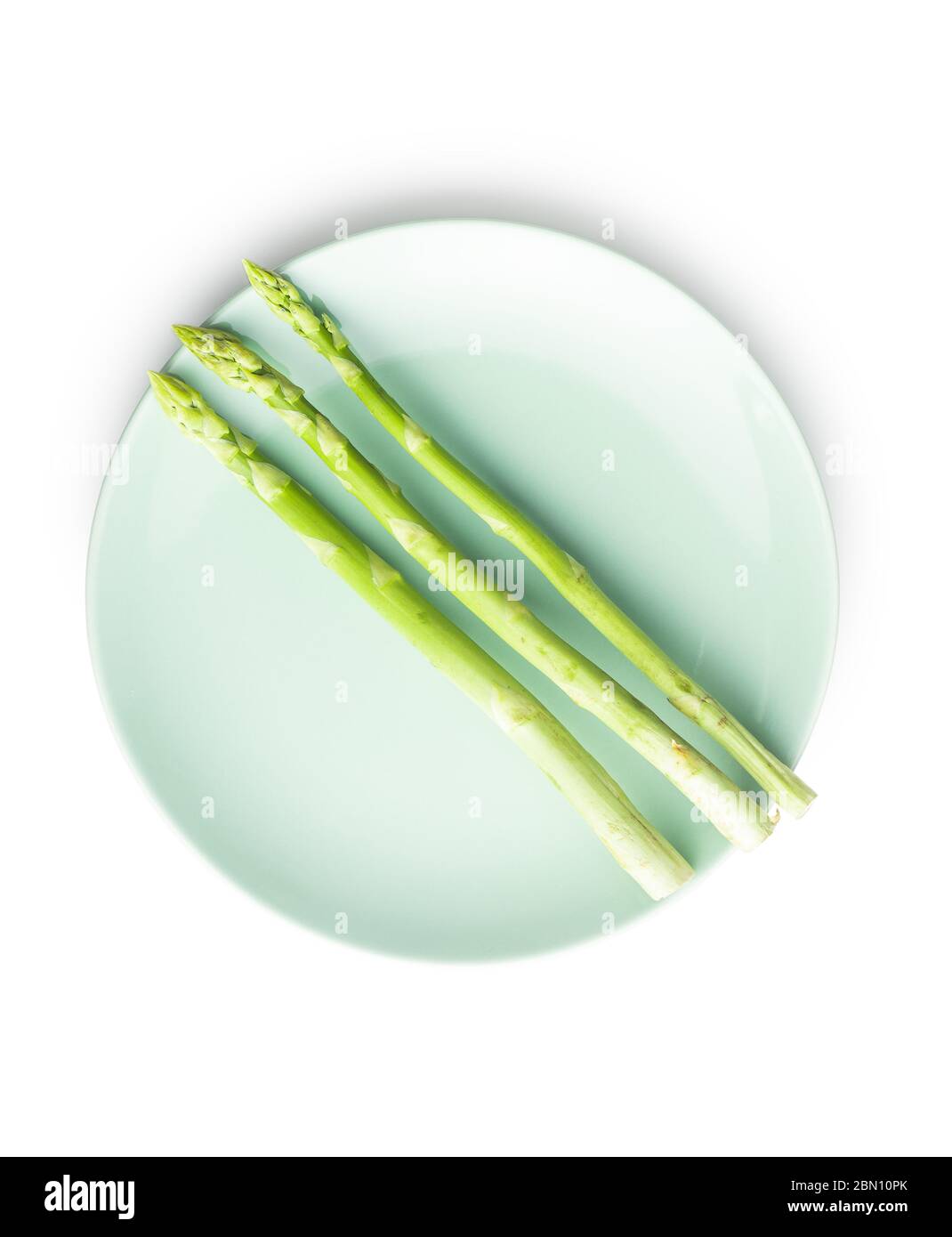 Asparagi verdi freschi sul piatto. Sano vegetale stagionale isolato su sfondo bianco. Foto Stock