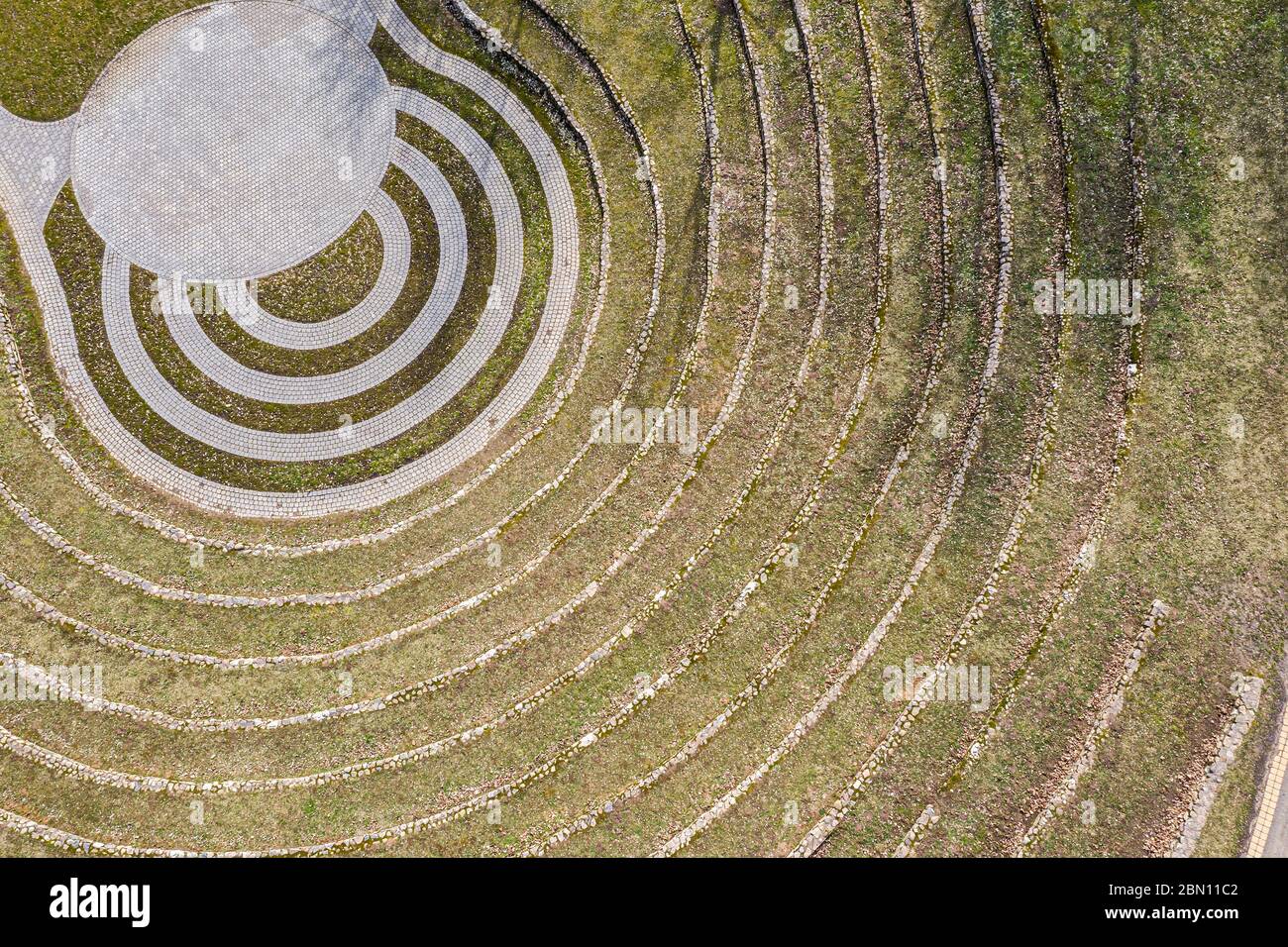 scalini in erba e pietra dell'anfiteatro all'aperto in giornata di sole. vista dall'alto Foto Stock