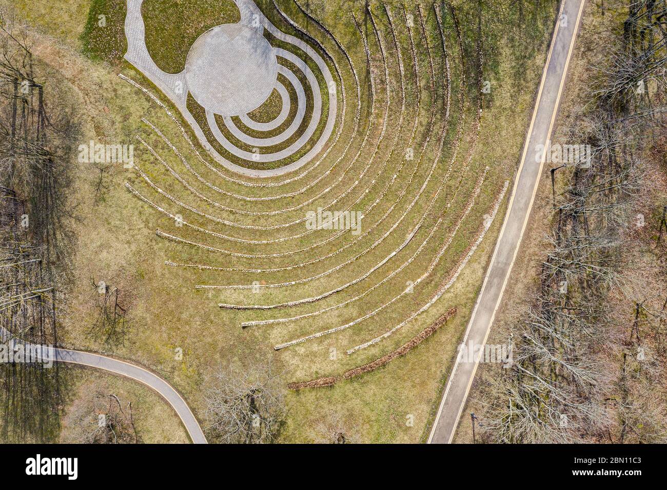 parco della città con anfiteatro all'aperto e sentieri per passeggiate nella soleggiata primavera. vista aerea Foto Stock