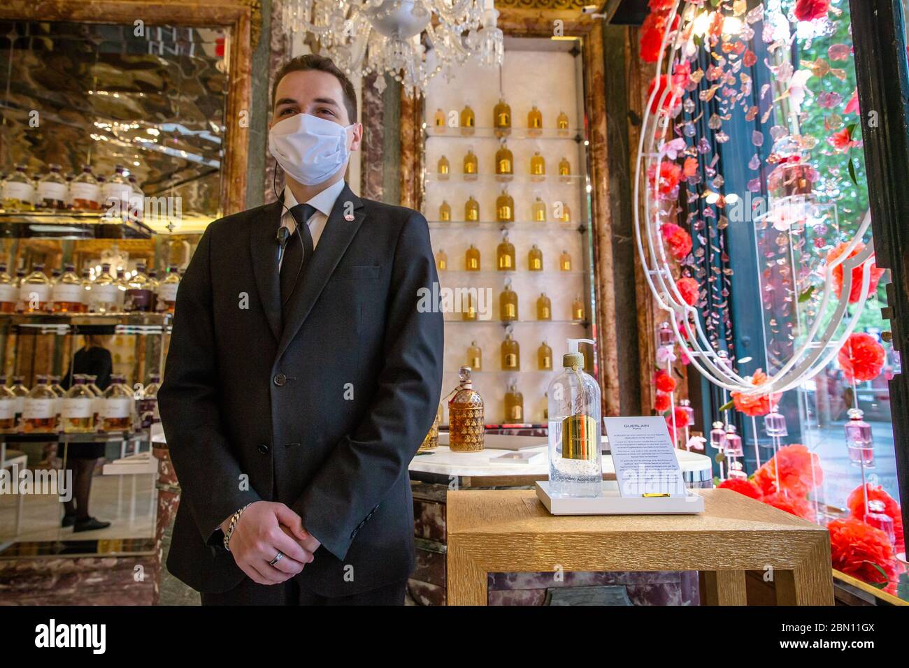 Parigi, Francia. 11 maggio 2020. Un membro dello staff indossa una maschera facciale in un negozio del viale Champs Elysees di Parigi, Francia, il 11 maggio 2020. Lunedì la Francia ha iniziato con cautela un processo graduale per tornare alla normalità, allentando alcune restrizioni e mantenendo altre per evitare una nuova ondata epidemica. Credit: Aurelien Morissard/Xinhua/Alamy Live News Foto Stock
