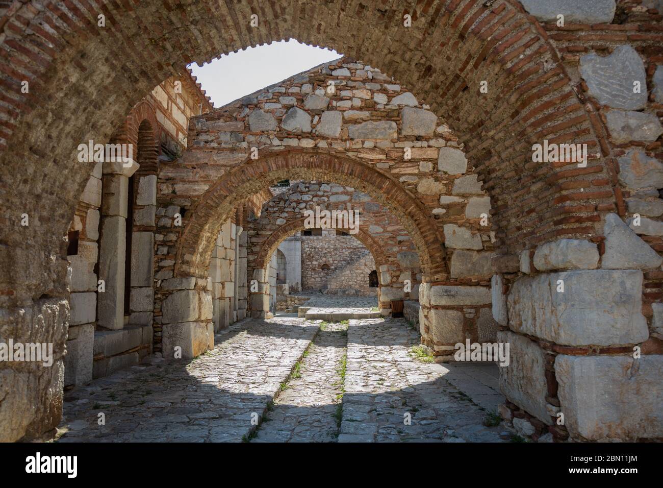 Cortile ad arco di Hosia Loukas (St. Monastero di Luke) vicino a Distomo, Grecia. La chiesa è una ben conservata rappresentazione dell'architettura bizantina Foto Stock