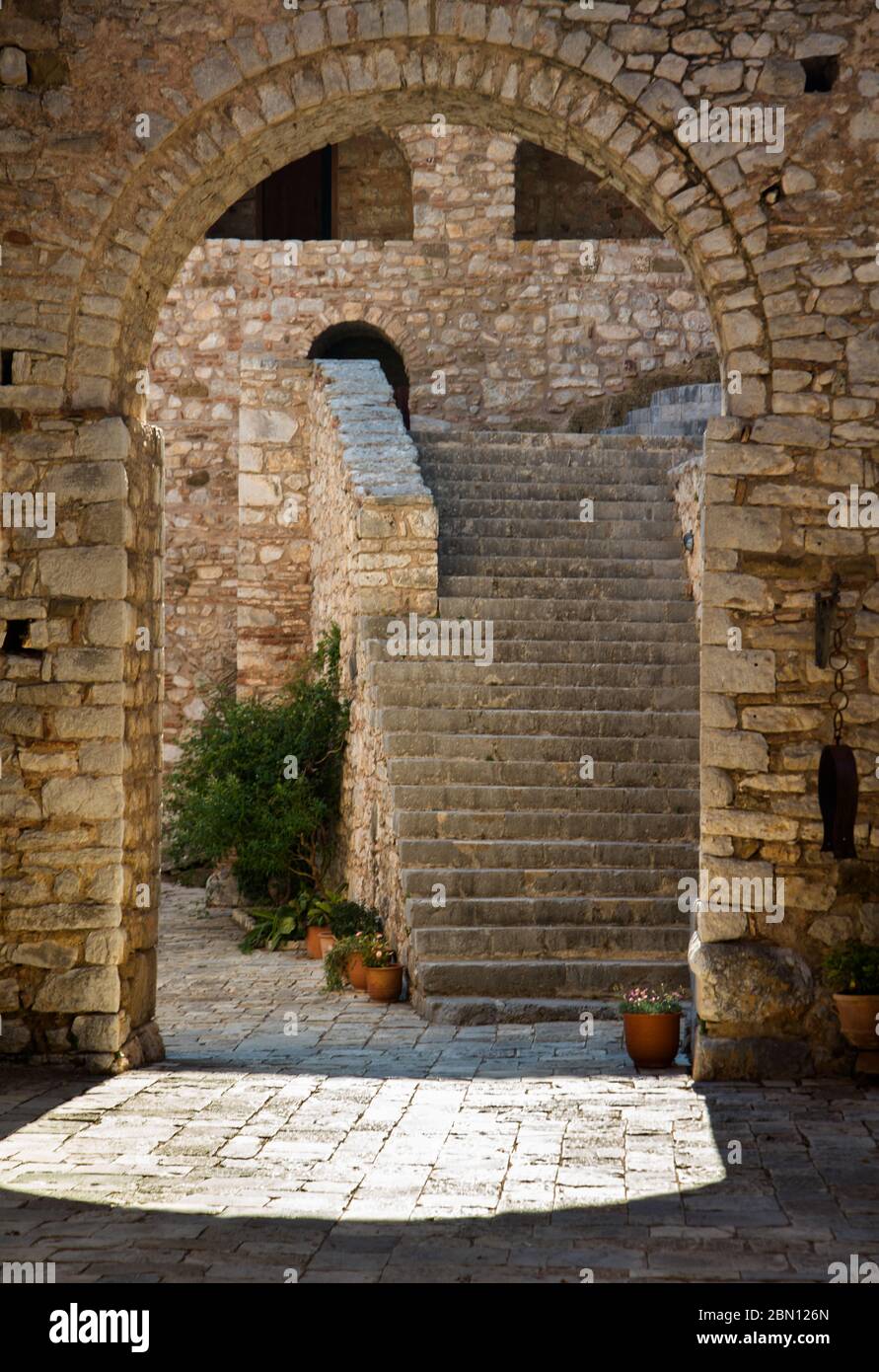 Cortile ad arco di Hosia Loukas (St. Monastero di Luke) vicino a Distomo, Grecia. La chiesa è una ben conservata rappresentazione dell'architettura bizantina Foto Stock