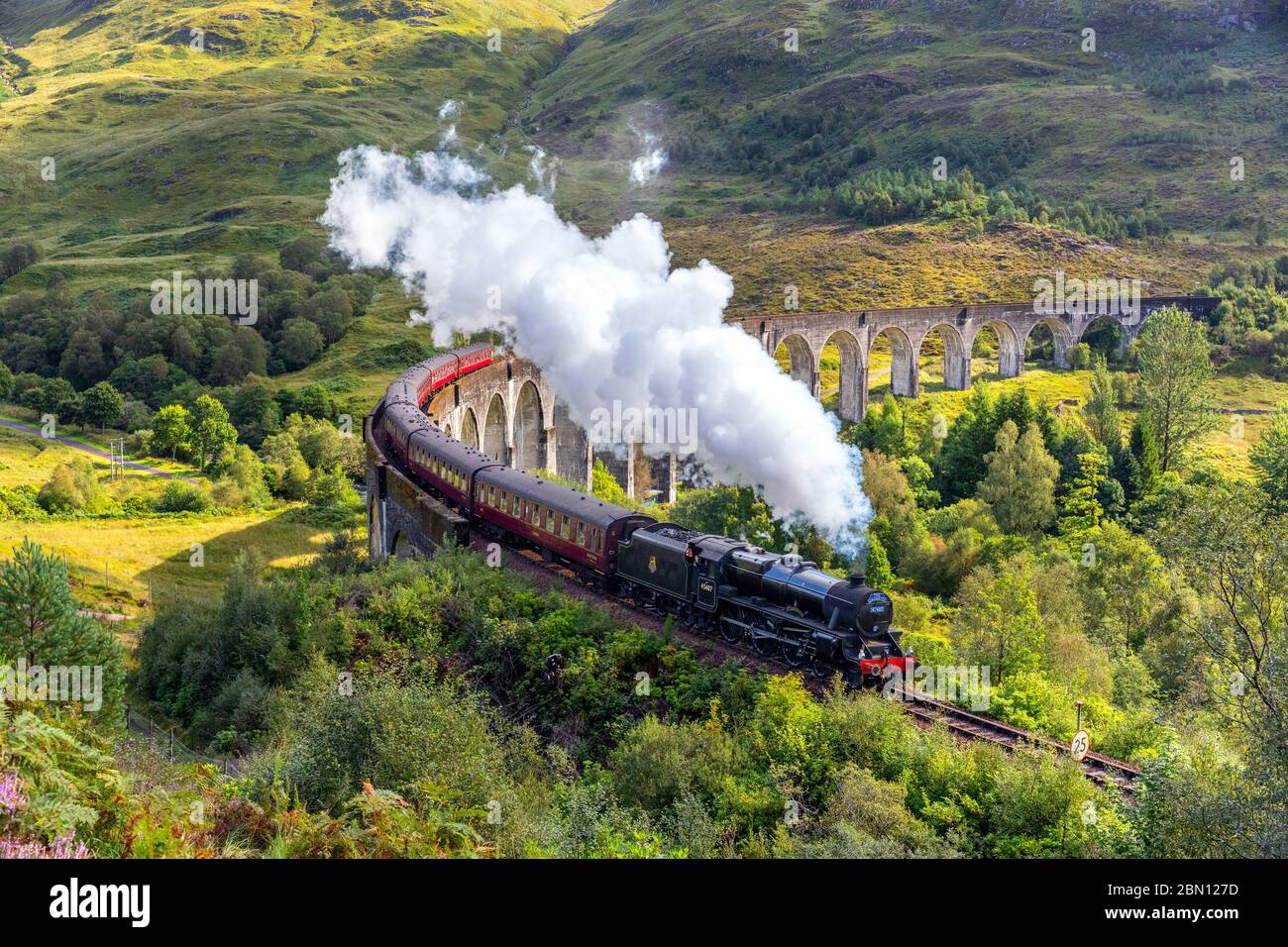 Il treno a vapore Jacobite (AKA The Hogwarts Express) è uno dei viaggi ferroviari più importanti al mondo che si percorrono sulla linea West Highland in Scozia tra for Foto Stock