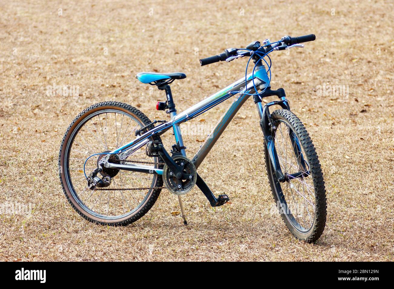 Una bicicletta generica in stand in un campo aperto Foto Stock