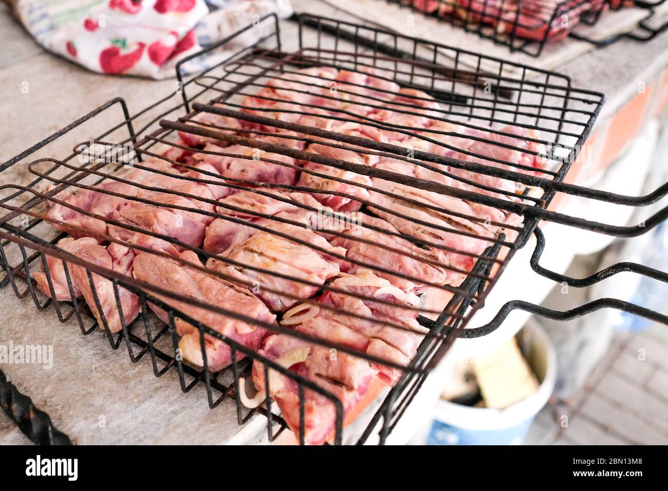 Maiale crudo alla griglia. Spiedini di carne suina in tavola. Foto Stock