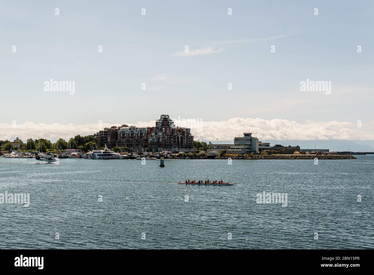 VICTORIA, CANADA - 14 LUGLIO 2019: Porto trafficato nella zona del centro con yacht ed edifici moderni. Foto Stock