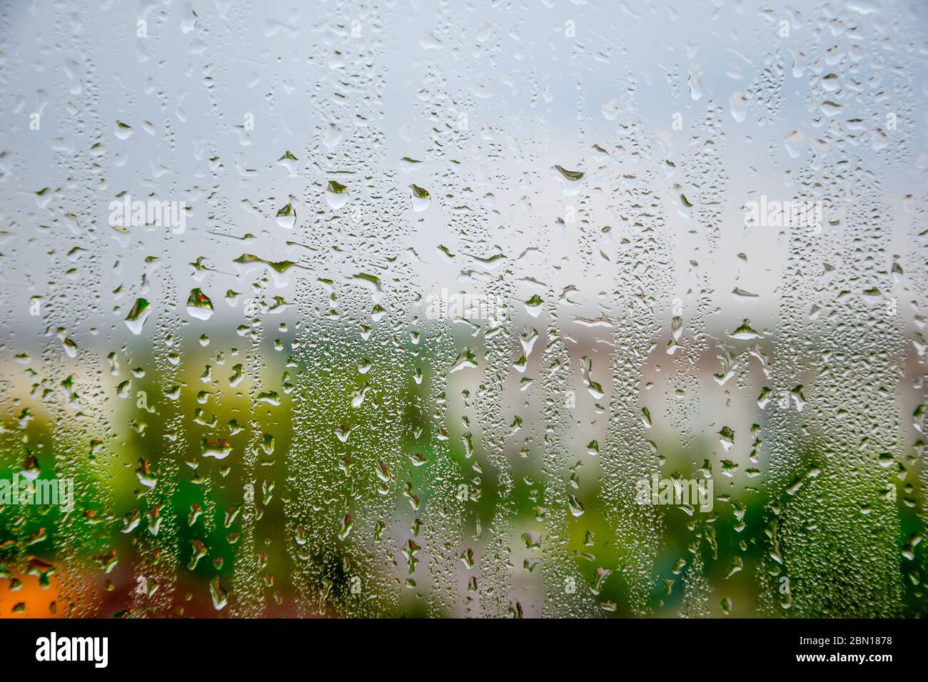 sfondo di gocce d'acqua sulla finestra Foto Stock