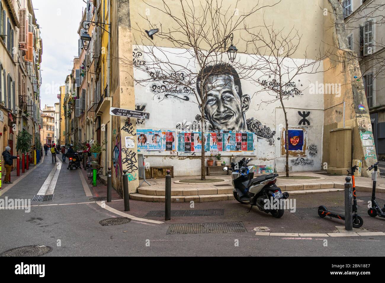 Graffiti colorati e Street art nel quartiere le Panier. Marsiglia, Francia, gennaio 2020 Foto Stock