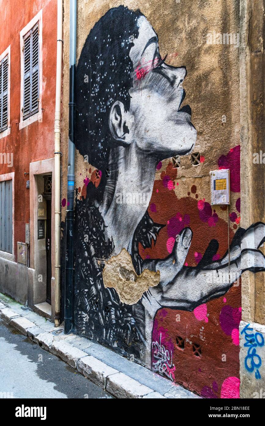 Graffiti colorati e Street art nel quartiere le Panier. Marsiglia, Francia, gennaio 2020 Foto Stock