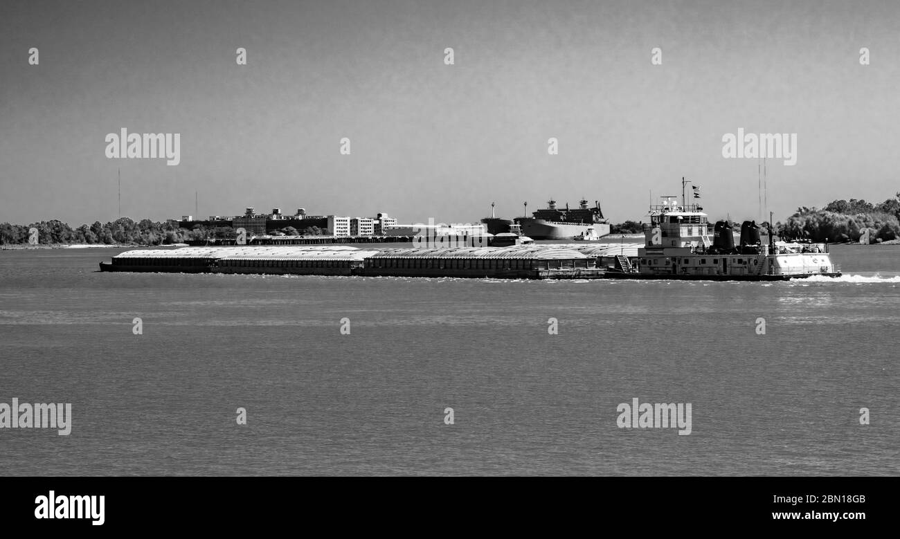 Il fiume che lavora, la barca Tug Barge, si innalza sul fiume Mississippi New Orleans Louisiana Foto Stock