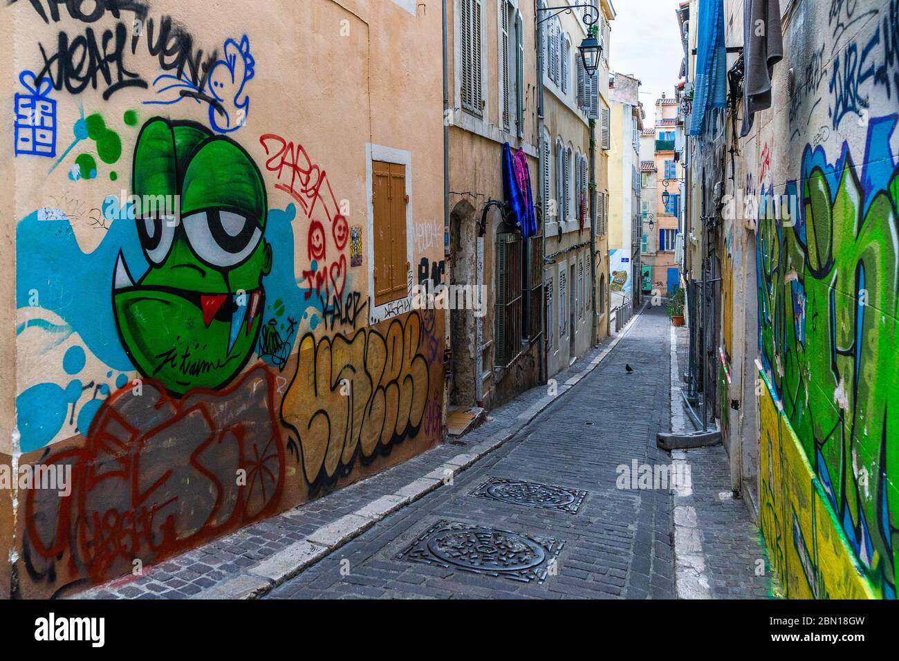 Graffiti colorati e Street art nel quartiere le Panier. Marsiglia, Francia, gennaio 2020 Foto Stock